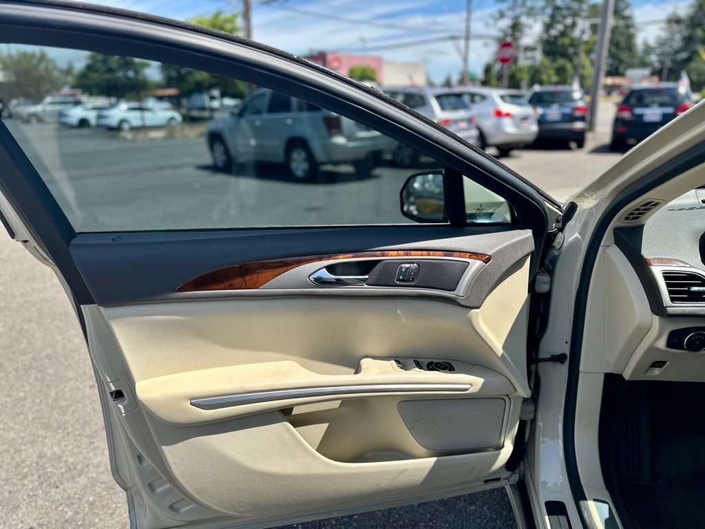 2014 Lincoln MKZ Image 10