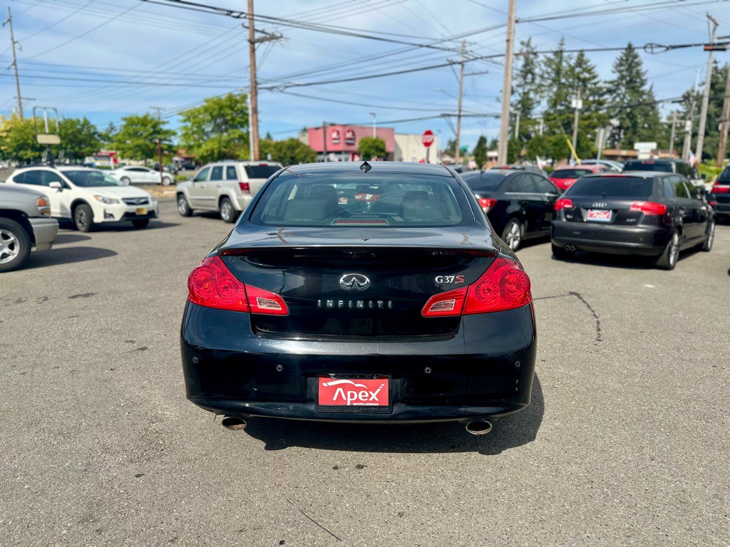 2011 INFINITI G37 Image 7