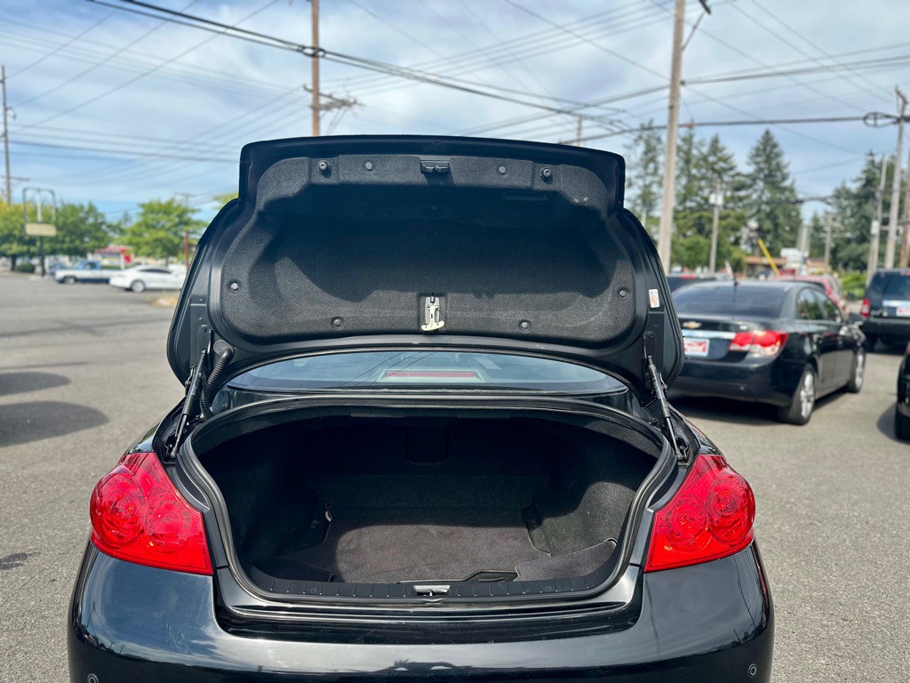 2011 INFINITI G37 Image 8