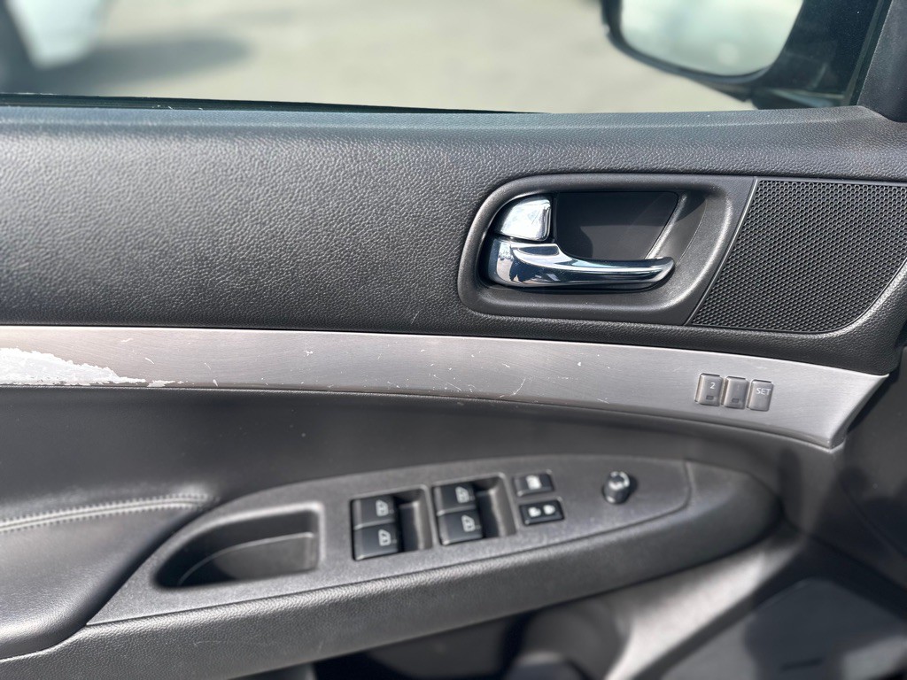 2011 INFINITI G37 Image 13