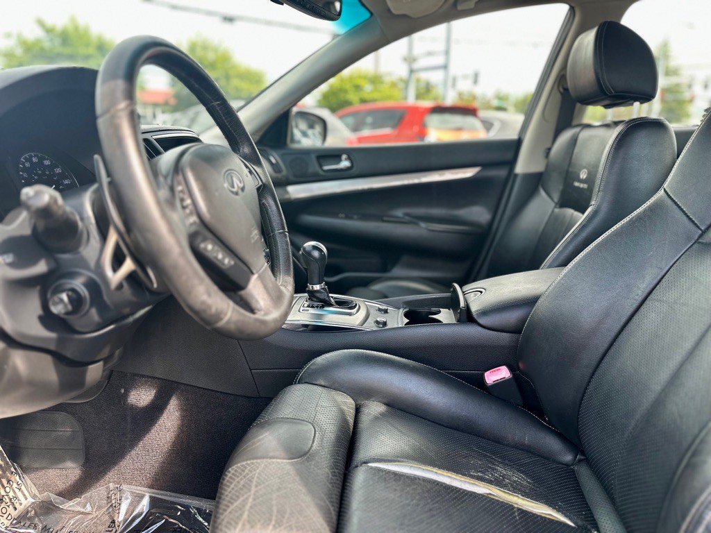 2011 INFINITI G37 Image 14