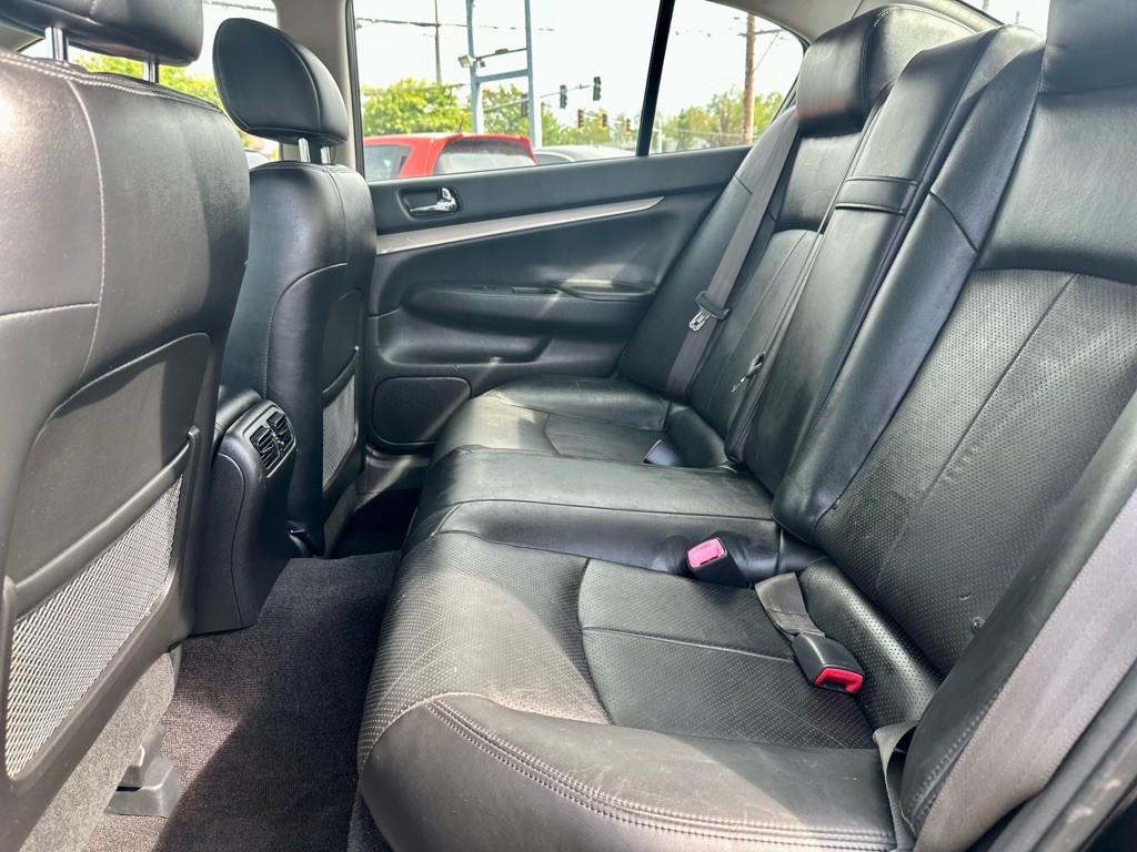 2011 INFINITI G37 Image 24