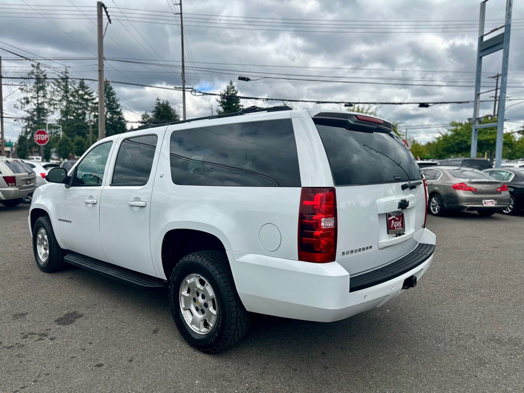 2010 Chevrolet Suburban Image 12