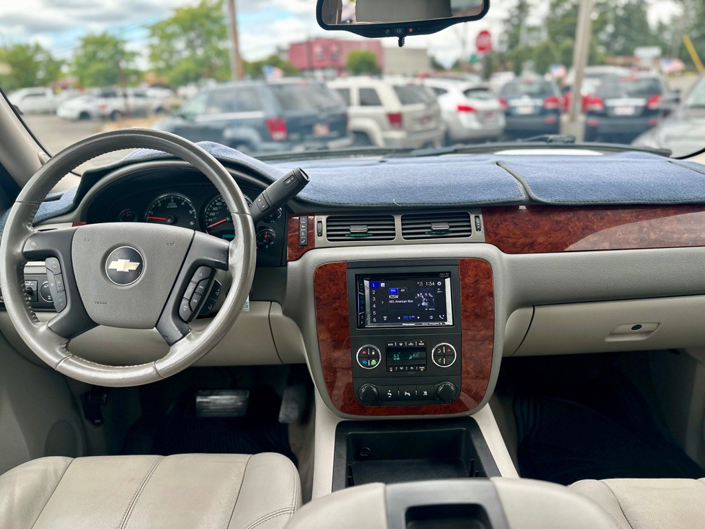 2010 Chevrolet Suburban Image 21
