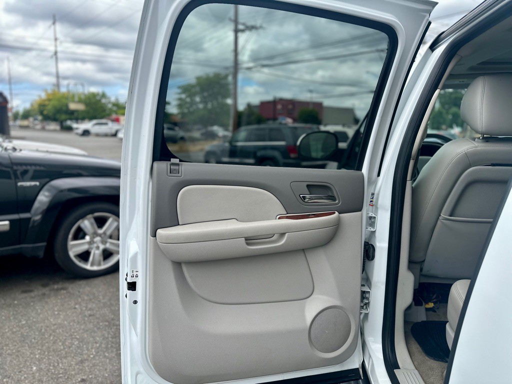 2010 Chevrolet Suburban Image 28