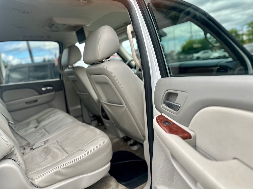 2010 Chevrolet Suburban Image 32