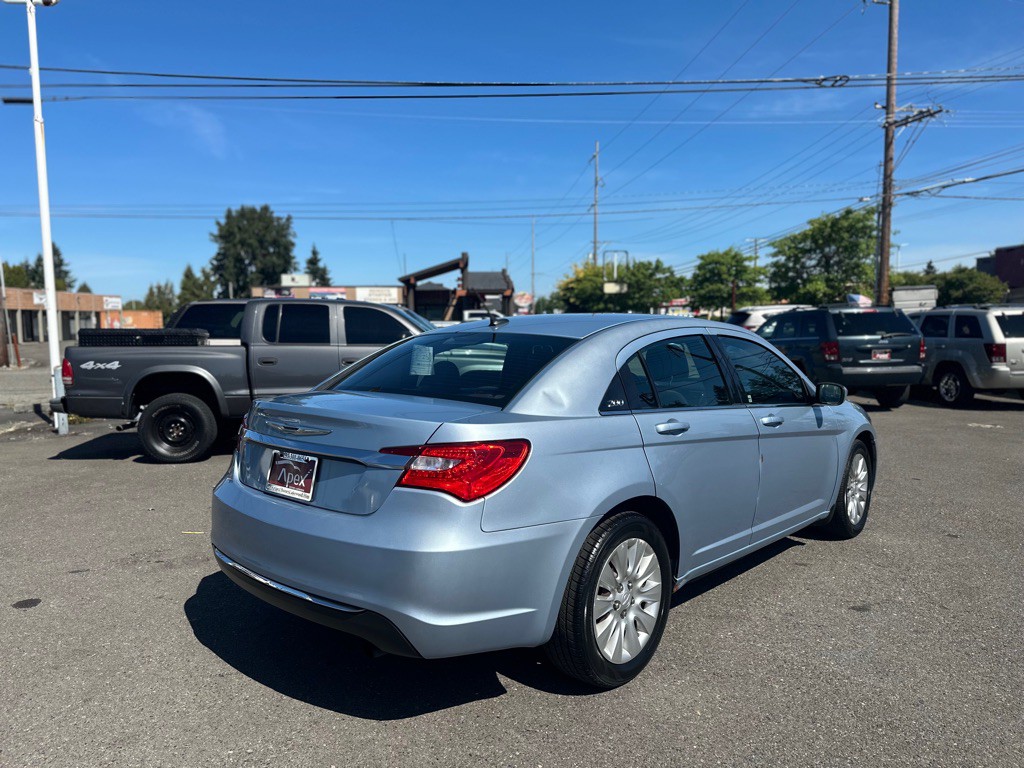 2013 Chrysler 200 Image 5