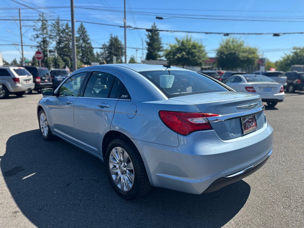 2013 Chrysler 200 Image 8