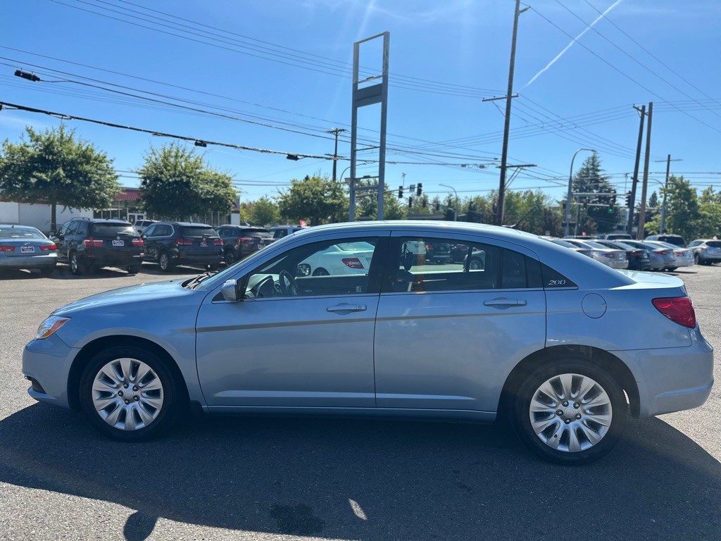 2013 Chrysler 200 Image 9