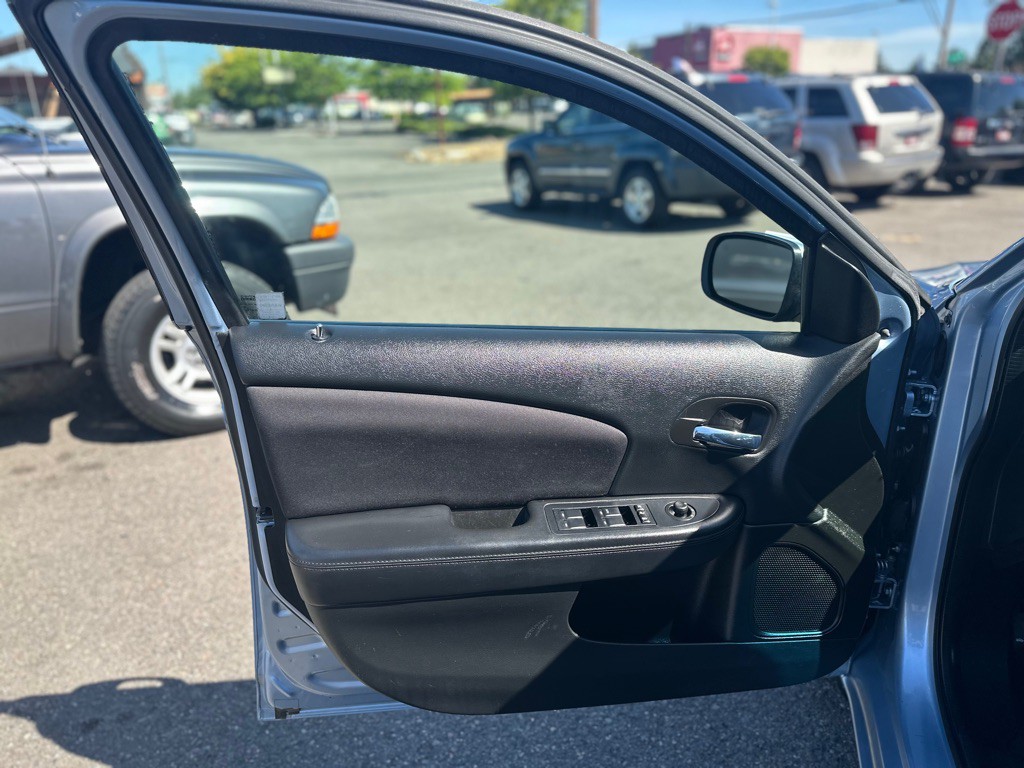 2013 Chrysler 200 Image 10