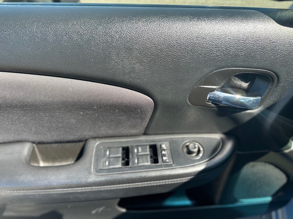 2013 Chrysler 200 Image 11