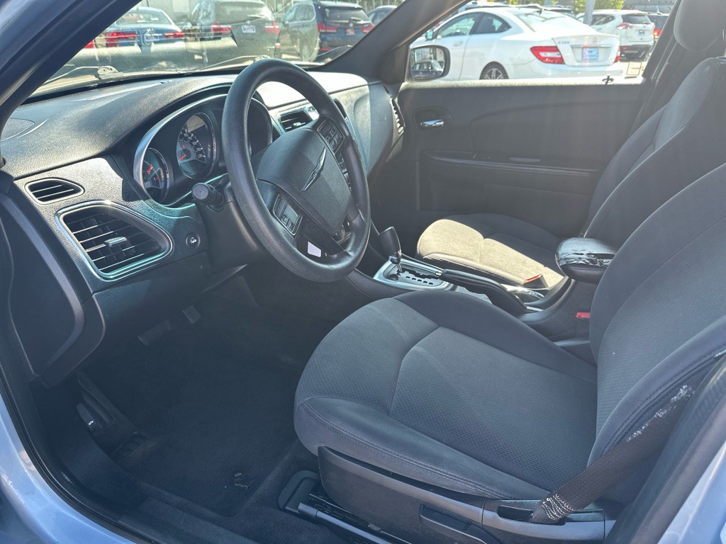 2013 Chrysler 200 Image 12