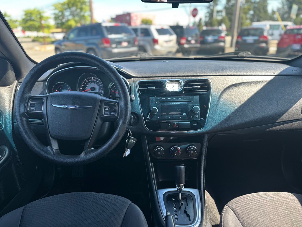 2013 Chrysler 200 Image 18