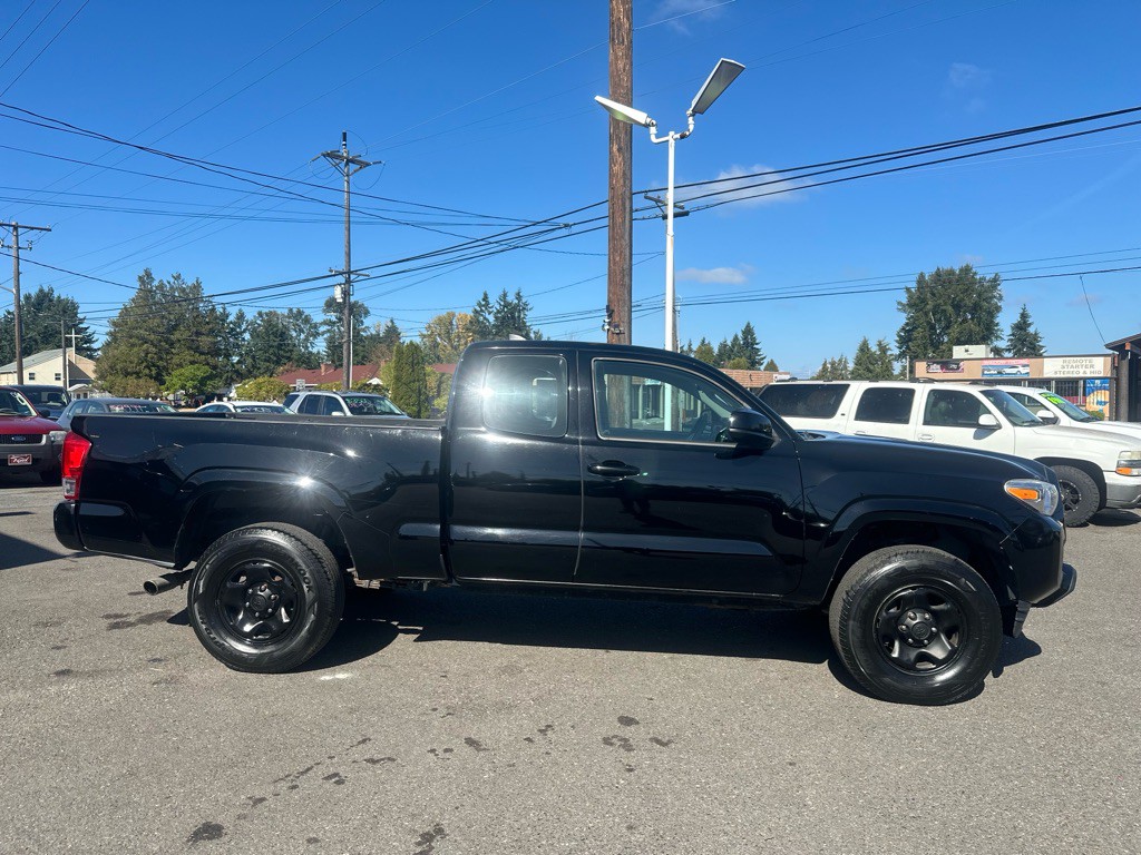 2017 Toyota Tacoma Image 4