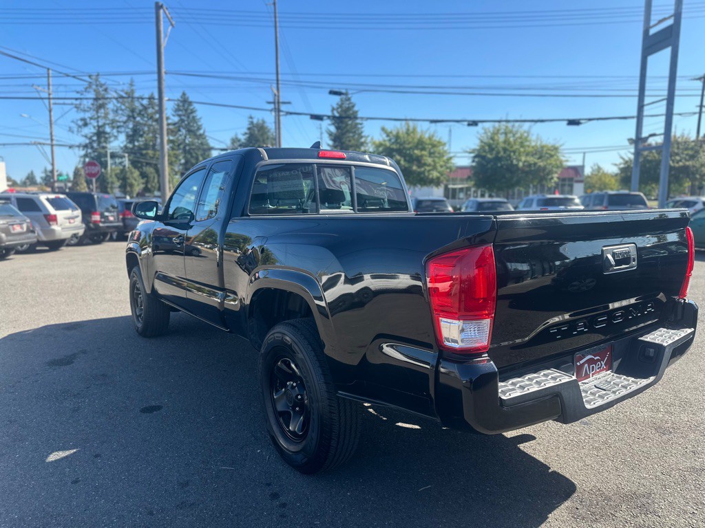 2017 Toyota Tacoma Image 8