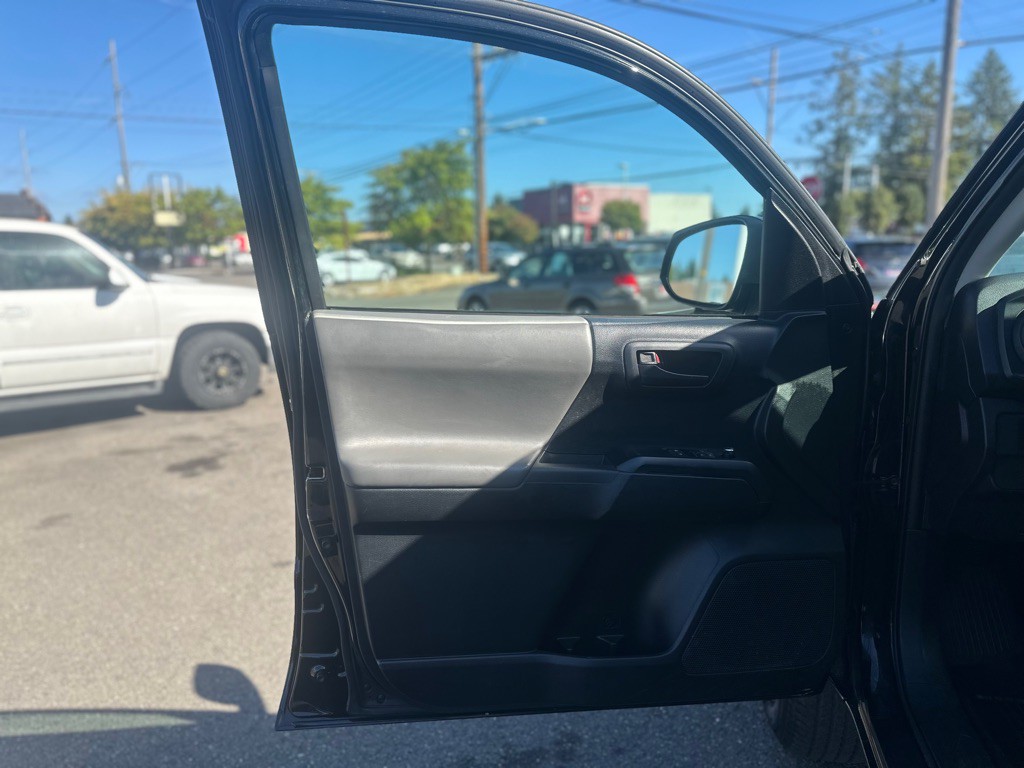 2017 Toyota Tacoma Image 10