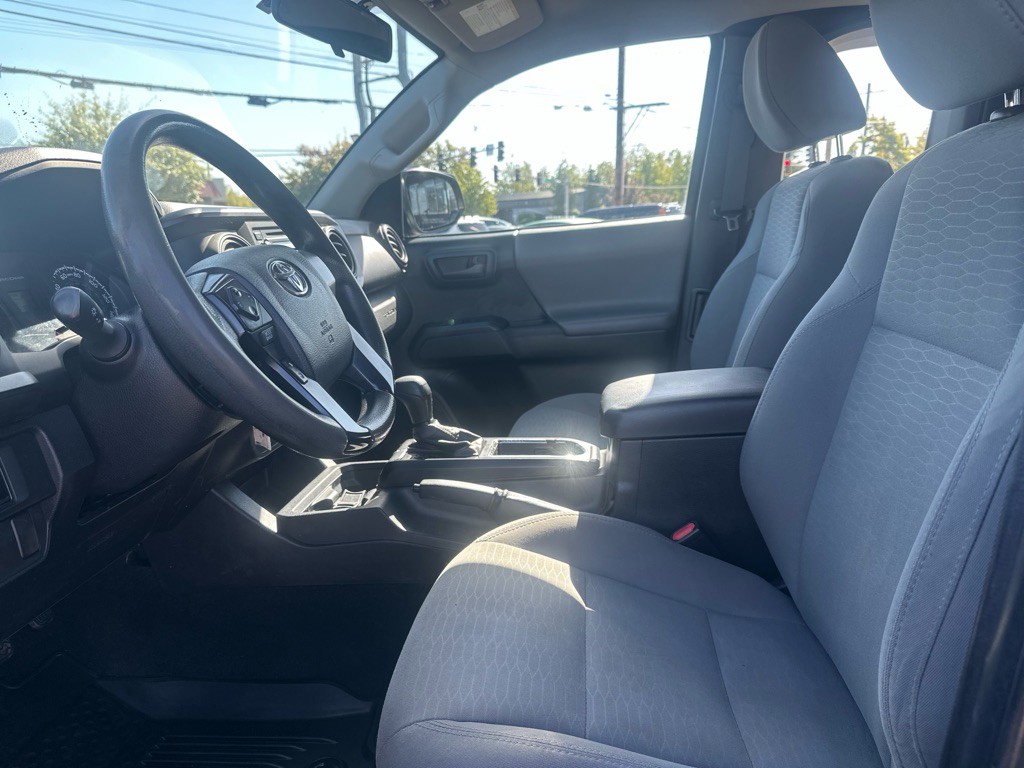 2017 Toyota Tacoma Image 11