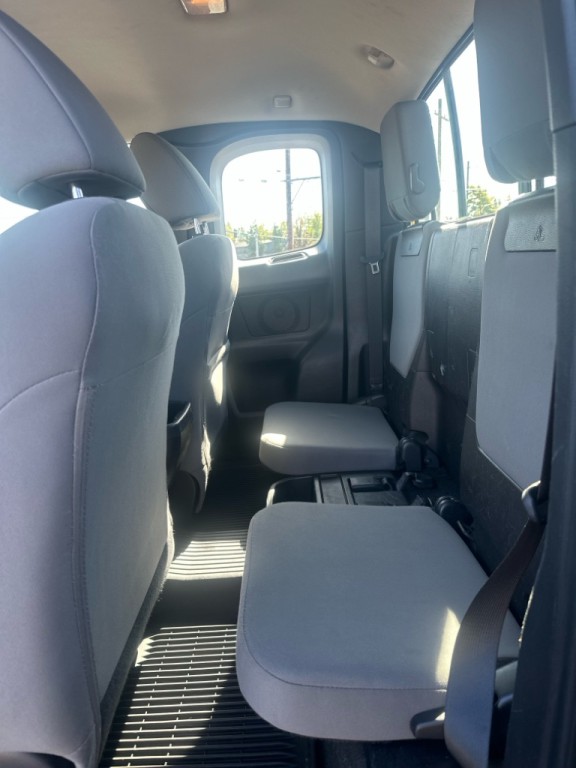 2017 Toyota Tacoma Image 17