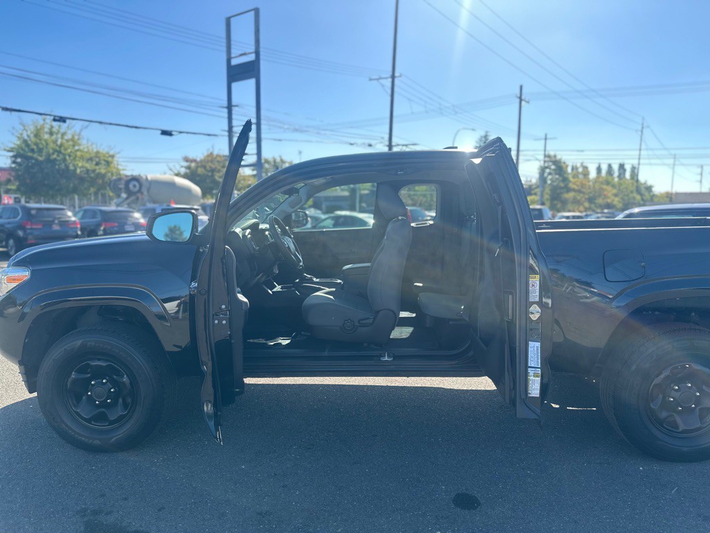 2017 Toyota Tacoma Image 18