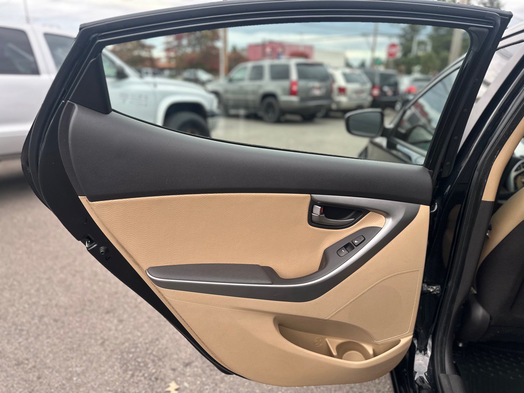 2012 Hyundai Elantra Image 18