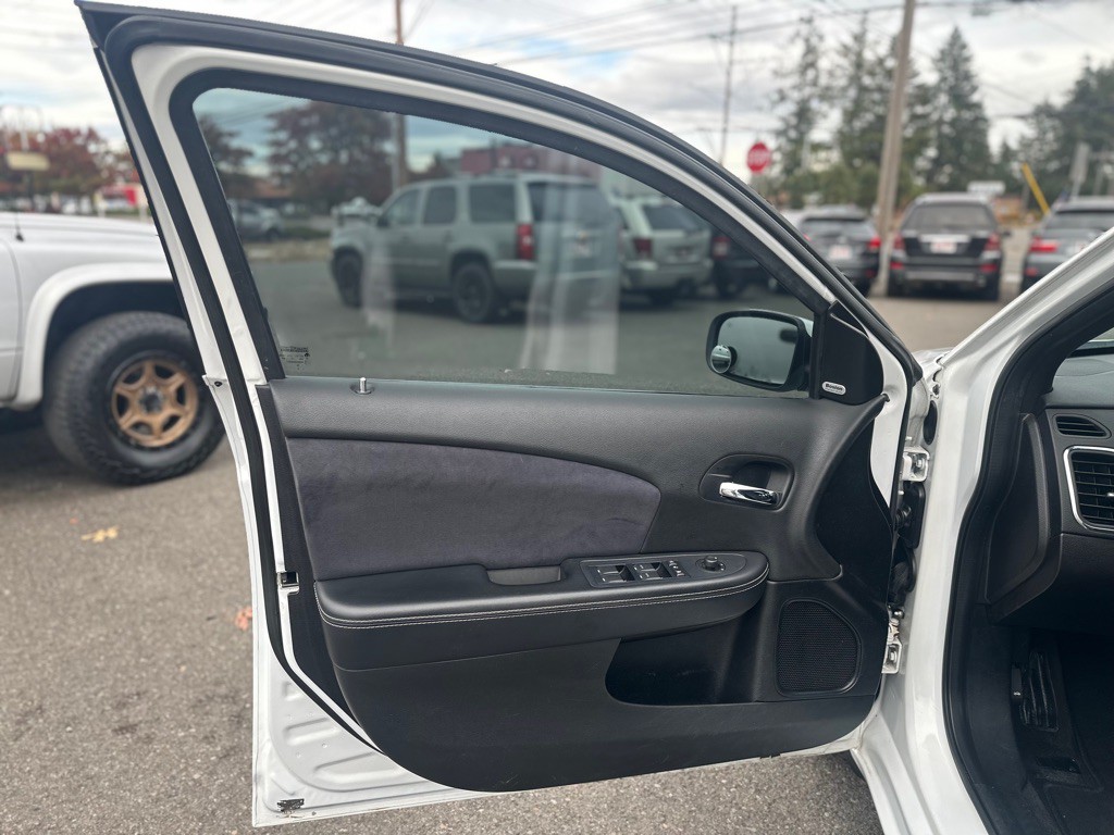 2012 Chrysler 200 Image 11