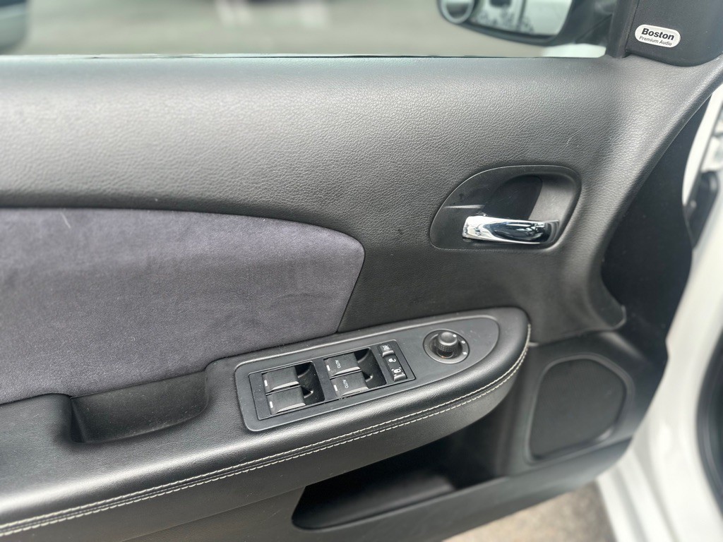 2012 Chrysler 200 Image 12