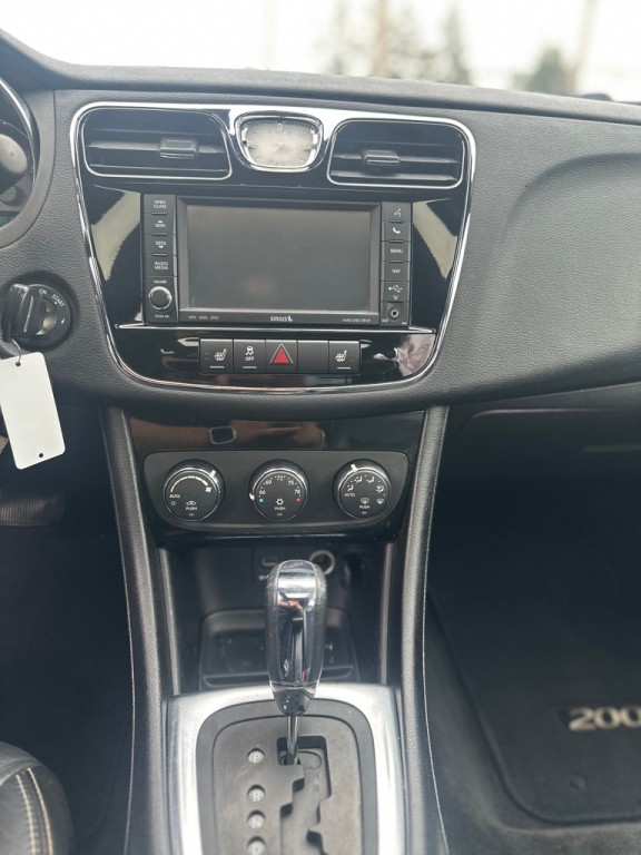 2012 Chrysler 200 Image 16