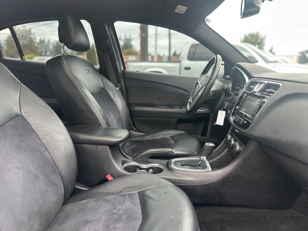 2012 Chrysler 200 Image 25
