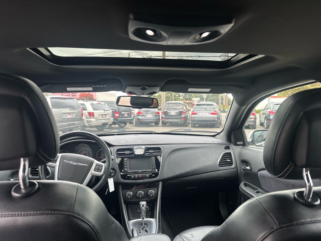 2012 Chrysler 200 Image 22