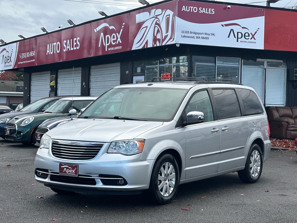 2011 Chrysler Town & Country Image 2