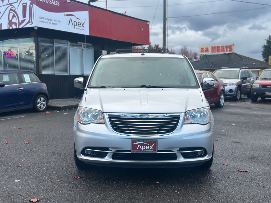 2011 Chrysler Town & Country Image 3