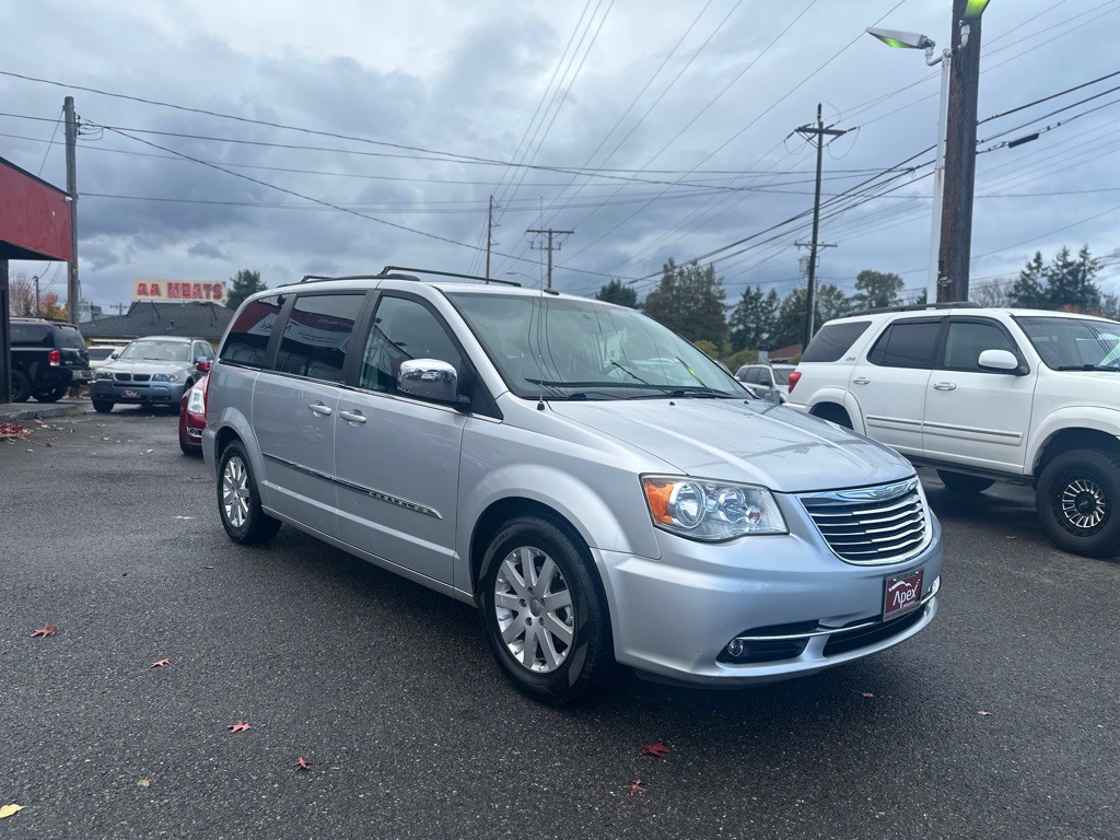 2011 Chrysler Town & Country Image 4