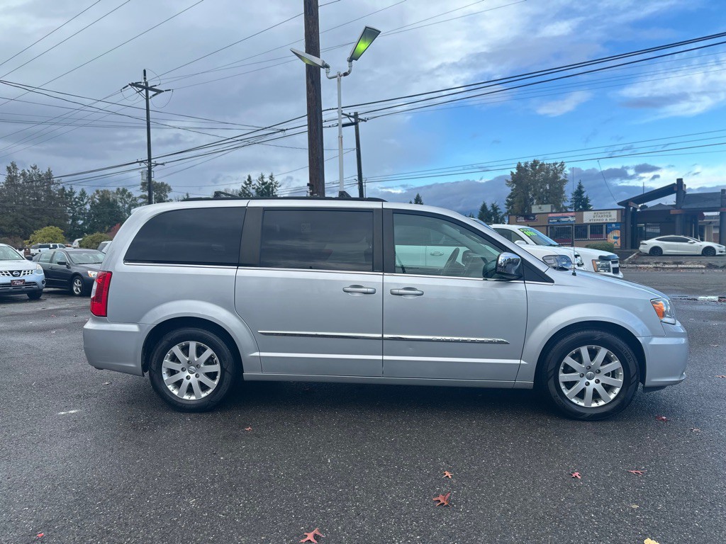 2011 Chrysler Town & Country Image 5