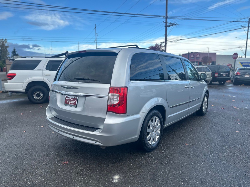 2011 Chrysler Town & Country Image 6