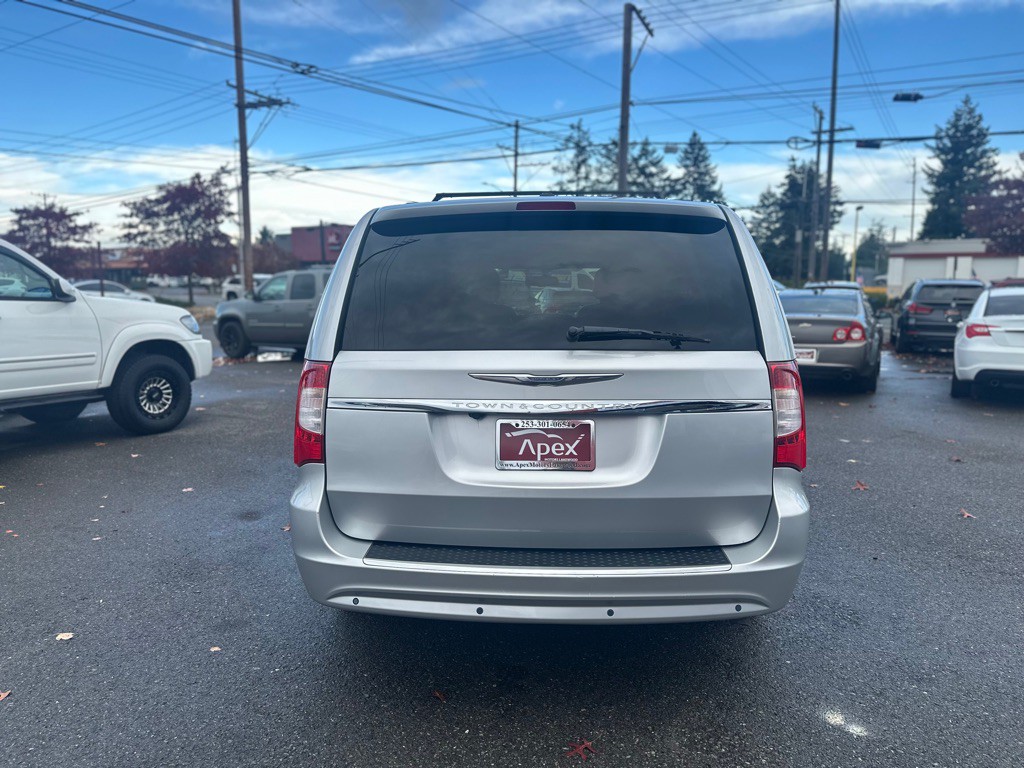 2011 Chrysler Town & Country Image 7