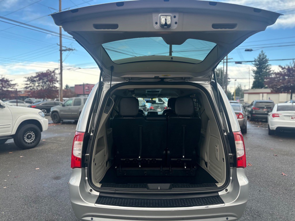 2011 Chrysler Town & Country Image 8