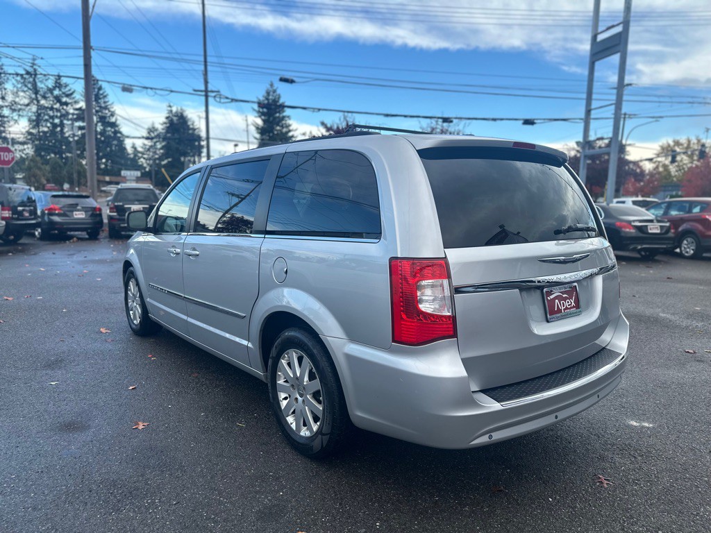 2011 Chrysler Town & Country Image 9