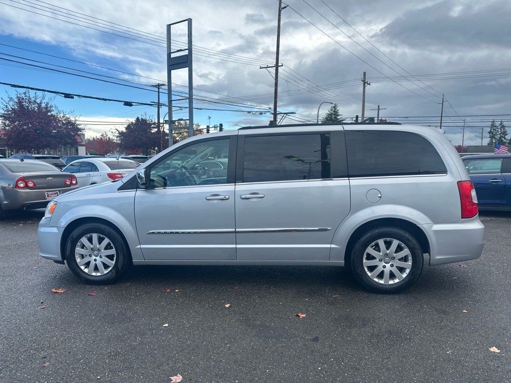 2011 Chrysler Town & Country Image 10