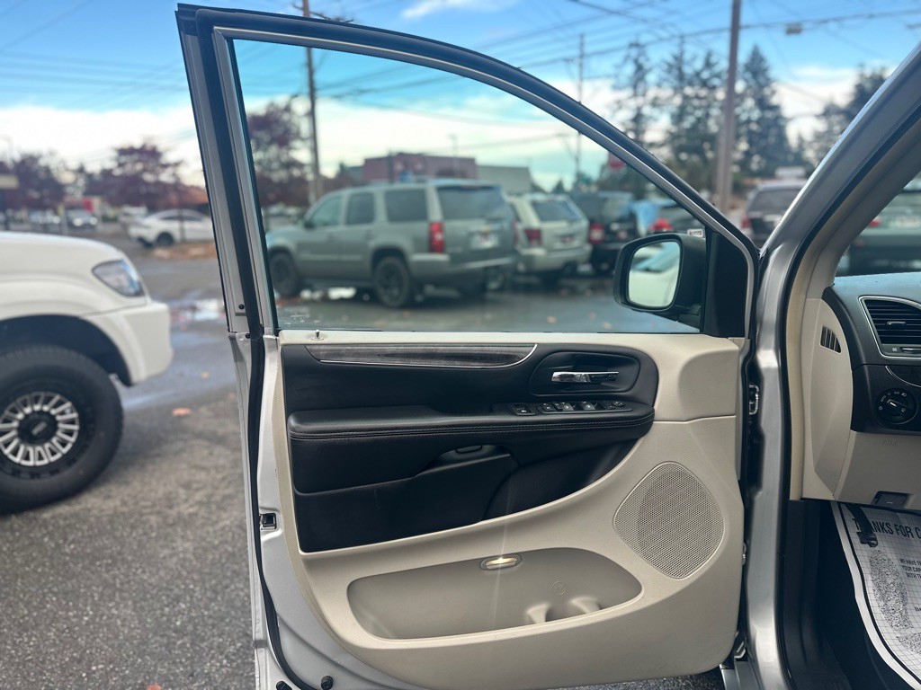 2011 Chrysler Town & Country Image 11