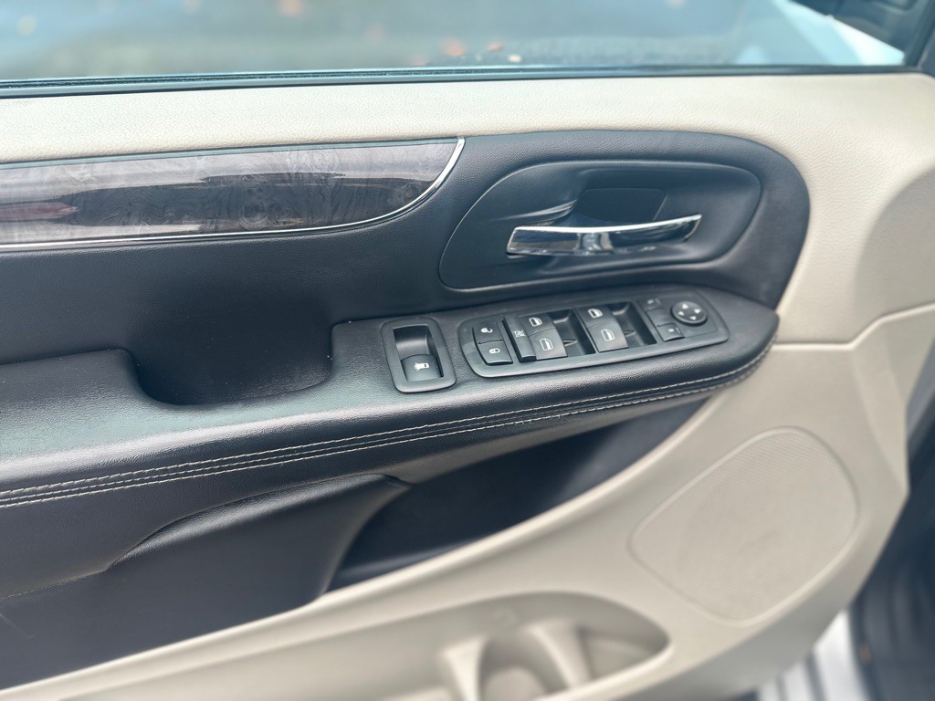 2011 Chrysler Town & Country Image 12