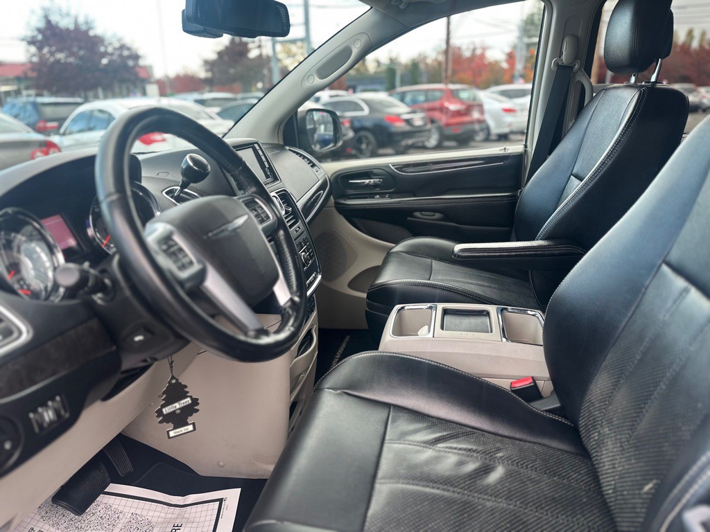 2011 Chrysler Town & Country Image 13