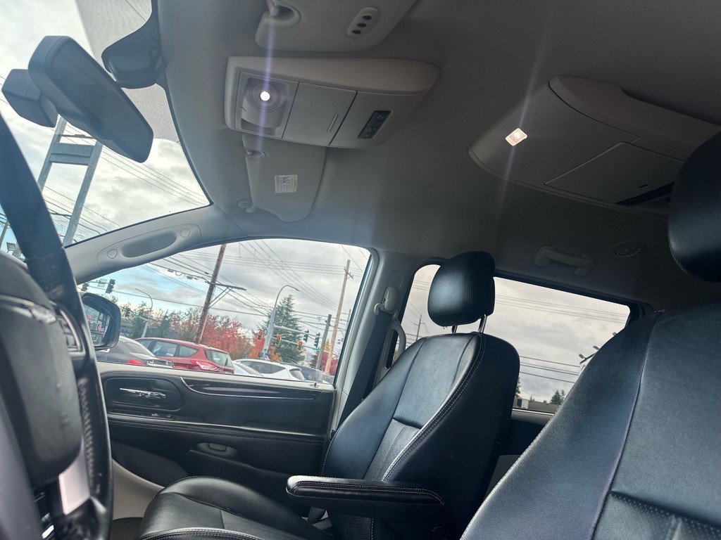 2011 Chrysler Town & Country Image 14