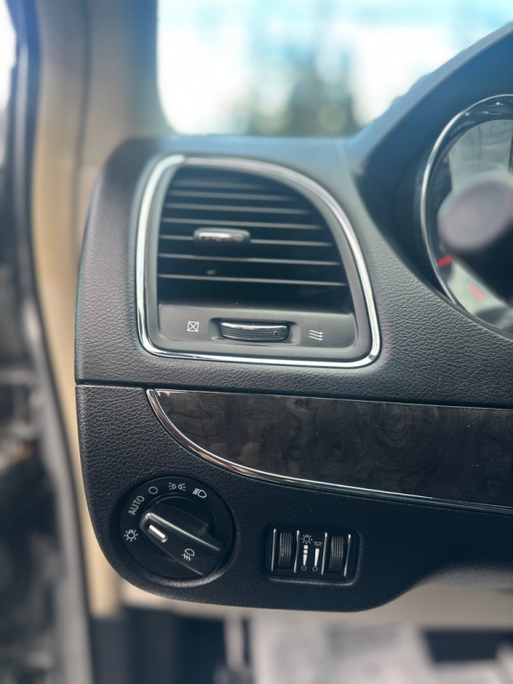 2011 Chrysler Town & Country Image 15