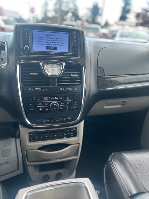 2011 Chrysler Town & Country Image 16