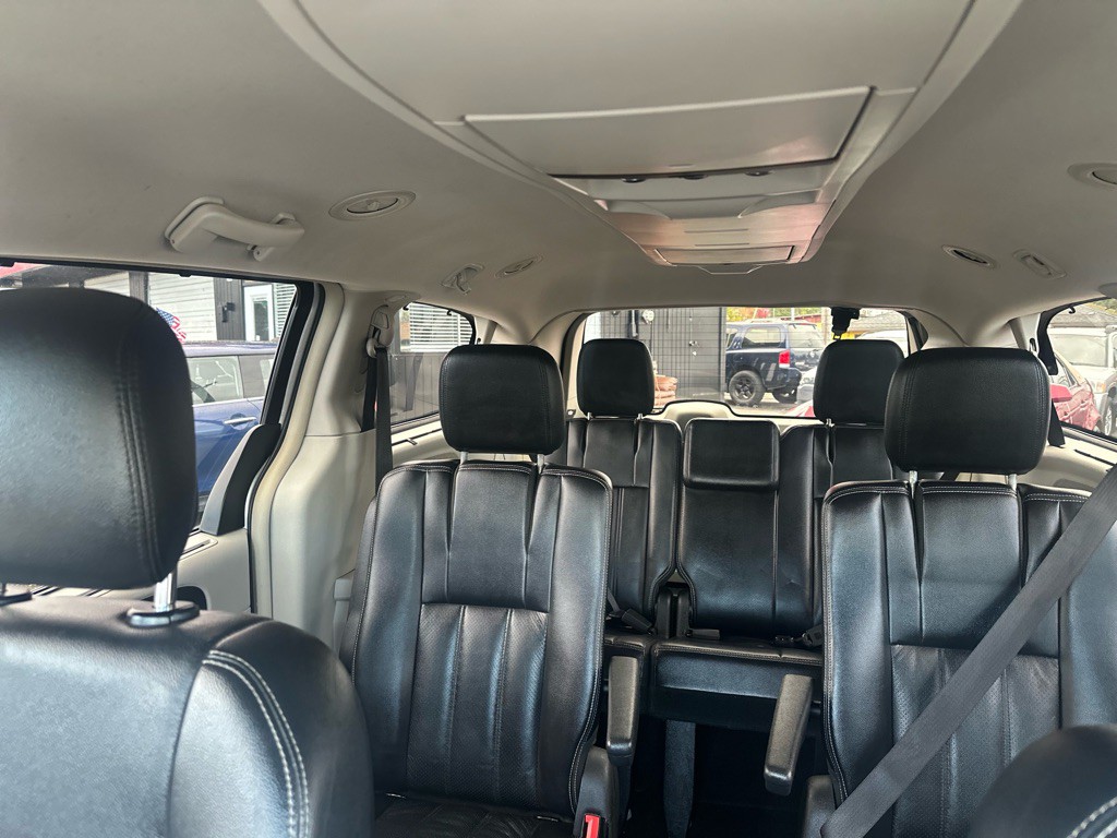 2011 Chrysler Town & Country Image 19