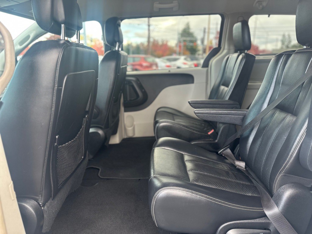 2011 Chrysler Town & Country Image 21