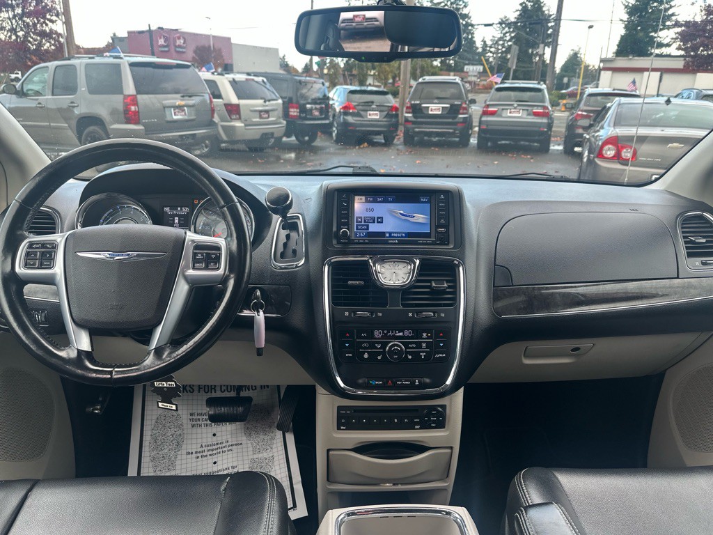 2011 Chrysler Town & Country Image 22