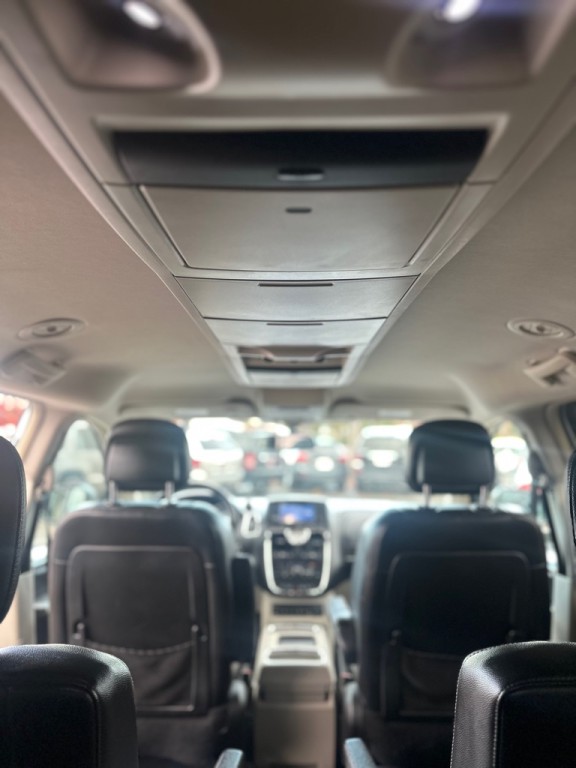 2011 Chrysler Town & Country Image 23