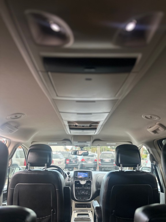 2011 Chrysler Town & Country Image 24