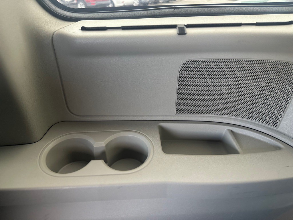 2011 Chrysler Town & Country Image 25